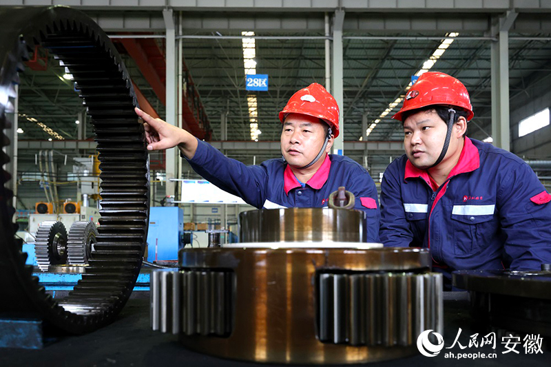 王忠才正在车间指导。 人民网记者 吕欢欢摄 王忠才正在车间指导。 人民网记者 吕欢欢摄